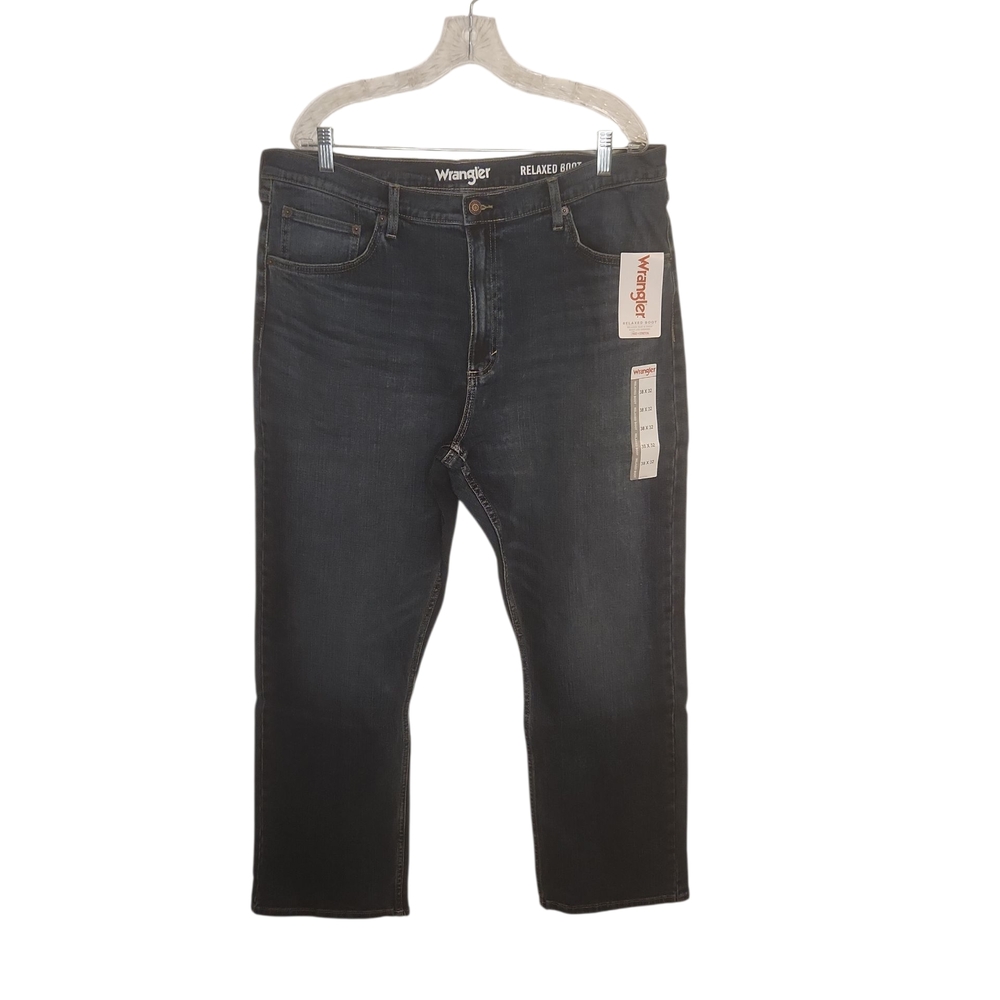 NWT Wrangler Men's Medium Wash Blue Straight Leg Relaxed Jeans Size 38x30